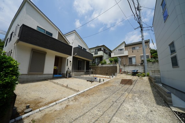 桜台小学校が近く、お子様を育むのに向いた立地！LDK１８．１帖の４LDK♪保土ヶ谷区霞台　全３棟新築戸建て　１号棟の前面道路含む現地写真