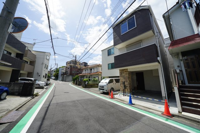 教育環境が整い、お子様にも安心の住環境！保土ヶ谷駅徒歩１０分♪保土ヶ谷区岩井町　新築戸建ての前面道路含む現地写真