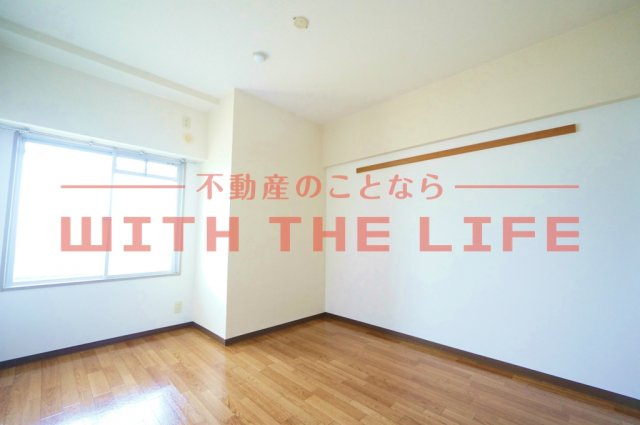 サンフラワー津福【キャッシュバック対象物件】の洋室|明るい洋室です