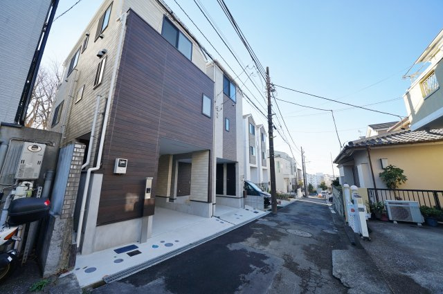 保土ヶ谷狩場町全２棟　新築戸建ての前面道路含む現地写真