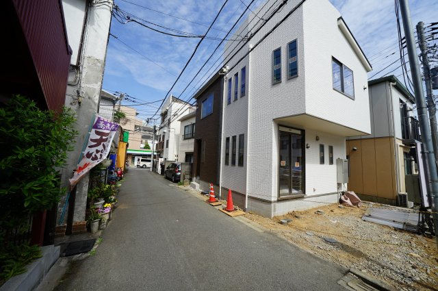保土ヶ谷区常盤台　新築戸建ての前面道路含む現地写真