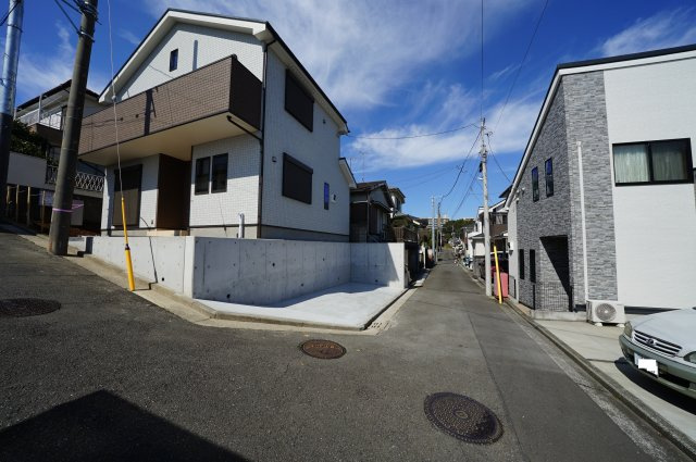 保土ヶ谷区峰沢町　新築戸建ての前面道路含む現地写真
