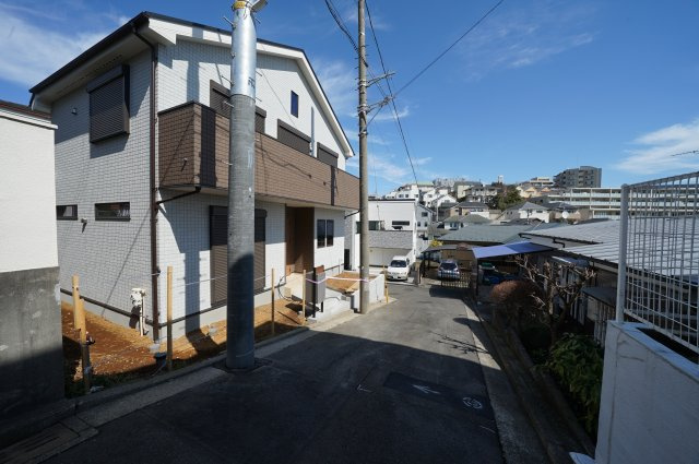 保土ヶ谷区峰沢町　新築戸建ての前面道路含む現地写真