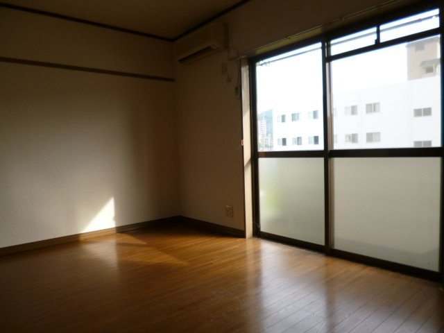 アドバンス弐番館【キャッシュバック対象】の居間・リビング