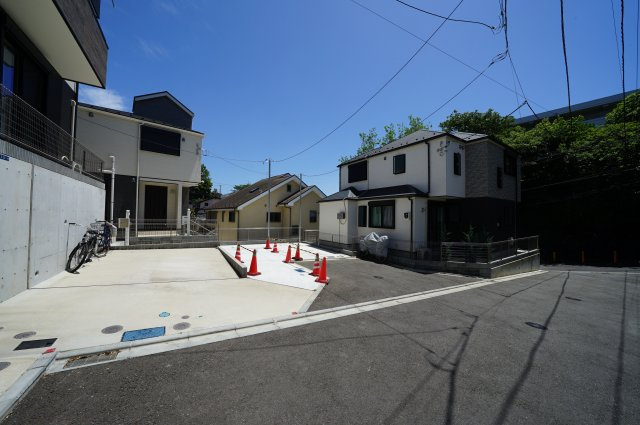 桜台小・岩崎中学校徒歩３分の子育て環境が整った住環境！ＬＤＫ１６．５帖の４ＬＤＫ♪保土ヶ谷区桜ケ丘２丁目全７棟　新築戸建ての前面道路含む現地写真
