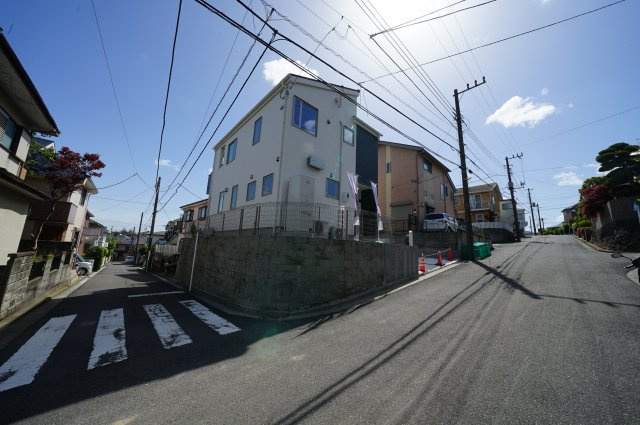 全居室南向きの４ＬＤＫ！リビングは開放的な２０帖♪保土ヶ谷区法泉2丁目　新築戸建ての前面道路含む現地写真