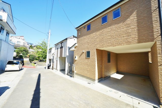 保土ヶ谷区法泉3丁目全3棟　新築戸建ての前面道路含む現地写真