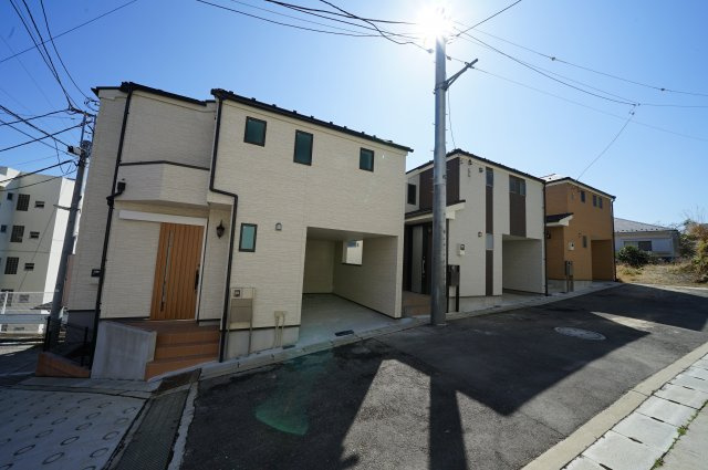 開放的な大型バルコニー付！ペットの運動場としても利用できます♪保土ヶ谷区法泉3丁目全3棟　新築戸建ての外観