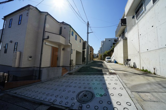 開放的な大型バルコニー付！ペットの運動場としても利用できます♪保土ヶ谷区法泉3丁目全3棟　新築戸建ての前面道路含む現地写真