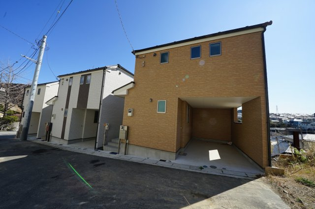 開放的な大型バルコニー付！ペットの運動場としても利用できます♪保土ヶ谷区法泉3丁目全3棟　新築戸建ての外観