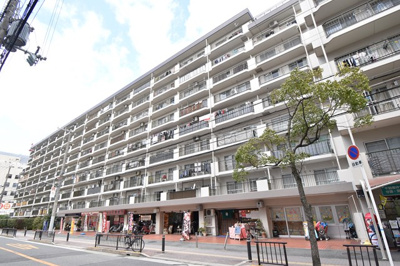 【外観】 | グリーンコーポ江坂第2 | マンション下には歯科医院や店舗が入っていて便利です