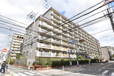 【外観】 | グリーンコーポ江坂第2 | 物件資料を、メールやご郵送にてお届けすることが可能です。また、お客さまのご不明な点がありましたら、お気軽に弊社スタッフまでお聞きくださいませ。