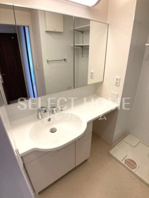 【独立洗面台】 | ハイツ岡崎柱 東棟 | 同型タイプ朝の支度にも助かる、独立の洗髪洗面化粧台