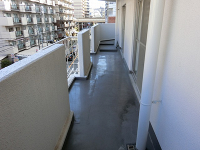 【展望】 | シャンティー江坂 | 【現地写真】 頬をなでる優しい風を感じることが出来るバルコニー。もちろんお洗濯物を干すスペースとしても十分な広さがあります♪