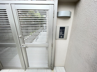 【エントランス】 | 防犯対策に有効なオートロック付きのエントランスです！一人暮らしの方も安心ですね♪