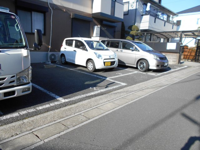 メゾン・ド・ルミエールの駐車場