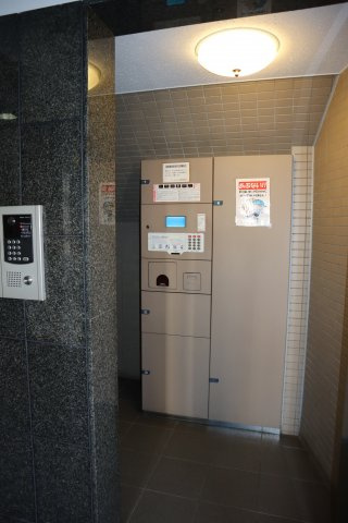 ニューキャピタル幕張　平成９年建築のエントランス|宅配ボックス