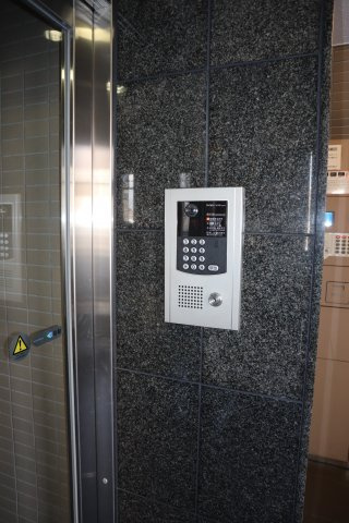ニューキャピタル幕張　平成９年建築のエントランス|オートロック