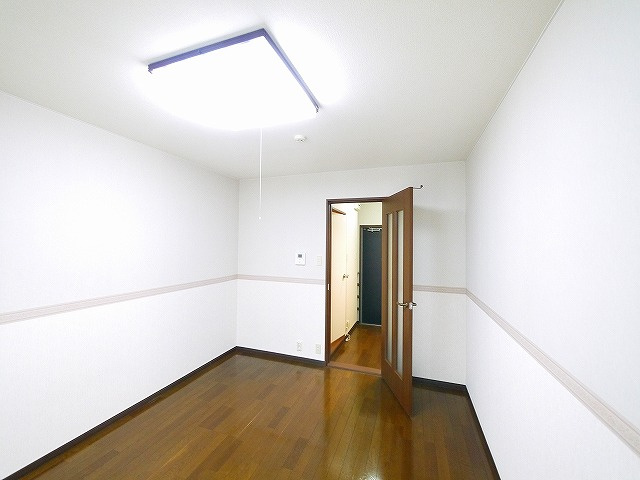 ラ・ベルメイゾンの洋室|個人の部屋や寝室として使える洋室です