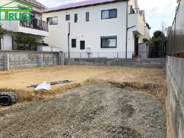 明石松が丘Ⅶの前面道路含む現地写真|約42坪のすっきりとした土地です。