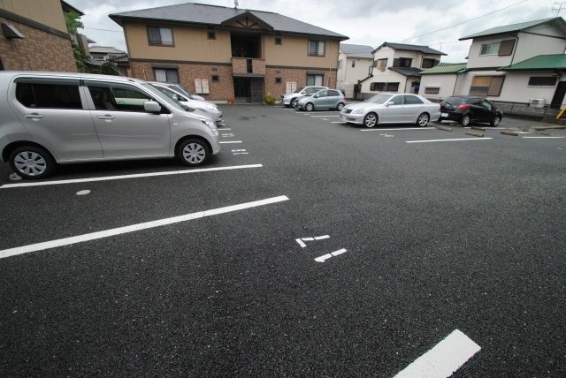 ファミリア・ガーデン B棟の駐車場