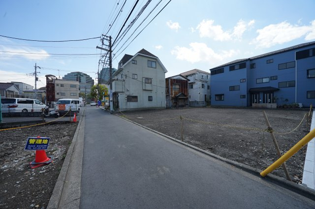 星川駅から平坦徒歩５分の好立地！生活施設が整った住環境♪ＬＤＫ１９．７５帖。保土ヶ谷区神戸町　全３棟新築戸建ての前面道路含む現地写真