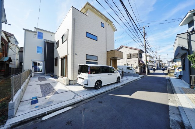 星川駅から平坦徒歩５分の好立地！生活施設が整った住環境♪ＬＤＫ１９．１３帖。保土ヶ谷区神戸町　全３棟新築戸建ての前面道路含む現地写真