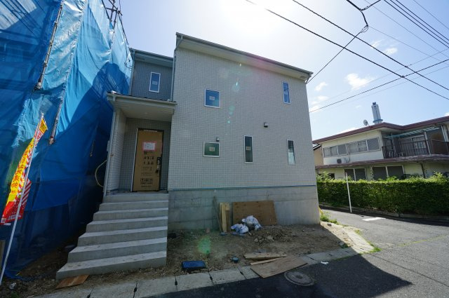 狩場インターから近く、交通利便性に優れた立地！カースペース２台、全居室６帖以上の３ＬＤＫ♪保土ヶ谷区狩場町　新築戸建ての外観