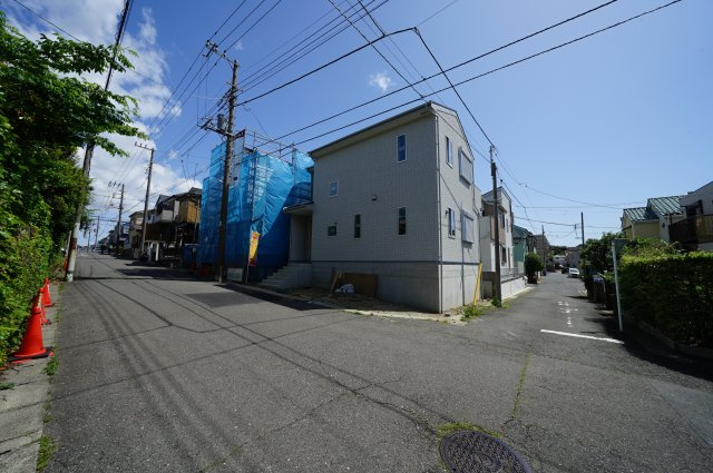 狩場インターから近く、交通利便性に優れた立地！カースペース２台、全居室６帖以上の３ＬＤＫ♪保土ヶ谷区狩場町　新築戸建ての前面道路含む現地写真