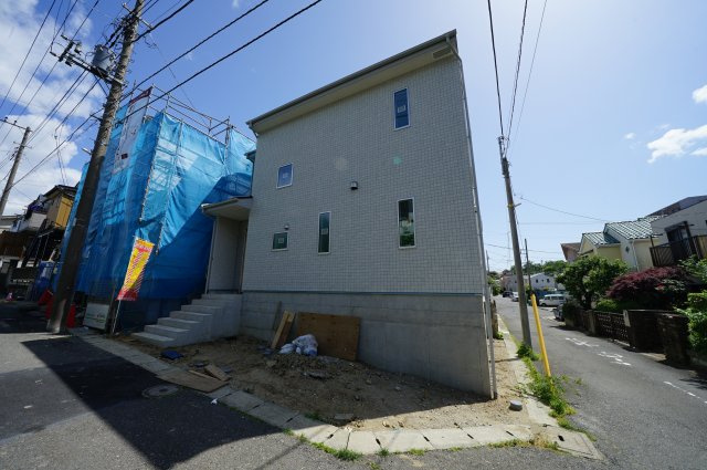 狩場インターから近く、交通利便性に優れた立地！カースペース２台、全居室６帖以上の３ＬＤＫ♪保土ヶ谷区狩場町　新築戸建ての外観