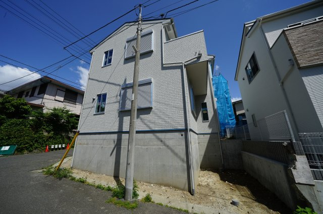 狩場インターから近く、交通利便性に優れた立地！カースペース２台、全居室６帖以上の３ＬＤＫ♪保土ヶ谷区狩場町　新築戸建ての外観