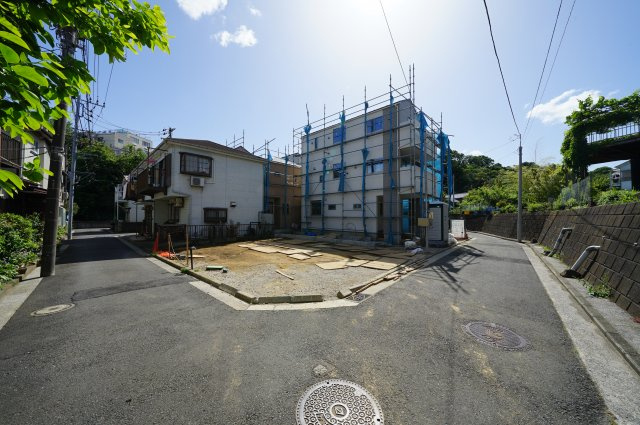 今井小学校徒歩５分！カースペース２台、ロフト付17.4帖の開放感のあるリビング♪保土ヶ谷区今井町　全４棟新築戸建ての前面道路含む現地写真