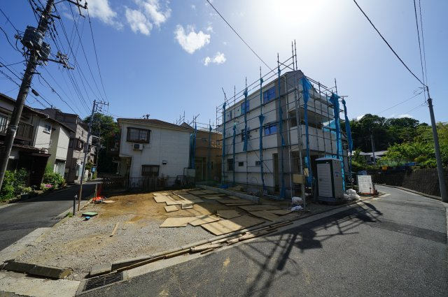 今井小学校徒歩５分！カースペース２台、ロフト付17.4帖の開放感のあるリビング♪保土ヶ谷区今井町　全４棟新築戸建ての外観
