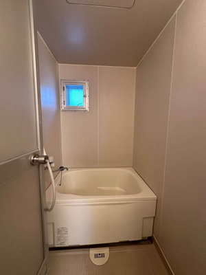 【浴室】 | シャトレー日吉 | 換気のできる小窓付きの浴室です♪ゆったりお風呂に浸かって一日の疲れもすっきりリフレッシュできますね☆