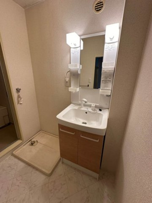 【洗面所】 | シャトレー日吉 | 洗髪洗面化粧台で忙しい朝にも寝癖の付いた頭にも優しい☆お化粧するときにも大活躍です♪