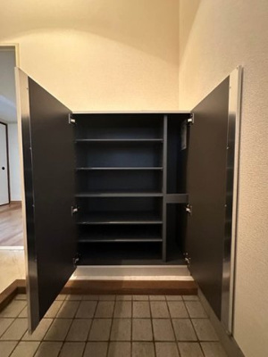 【玄関】 | シャトレー日吉 | シューズボックス付きで玄関すっきり片付きます！上に写真やかわいい小物を置けるので、玄関を華やかに飾れますね♪