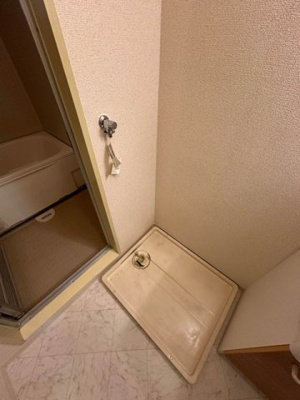 【設備】 | シャトレー日吉 | 洗面所内、洗髪洗面化粧台横にある室内洗濯機置き場です♪防水パンが付いているので万が一の漏水にも安心です！