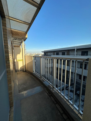 【バルコニー】 | シャトレー日吉 | バルコニーは南向きで陽当たり良好！お洗濯物を干したり、気分転換をするにもおすすめです☆北側にもサービスバルコニーがあります♪