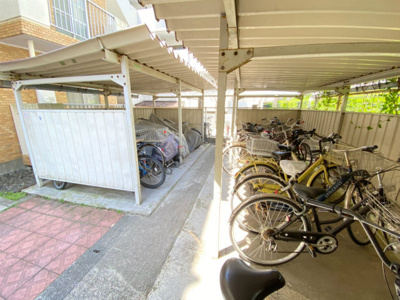 【その他共用部分】 | シャトレー日吉 | 屋根付きの駐輪場で雨が降っても大切な自転車が濡れなくてすみますね♪駅まで自転車もおすすめです！