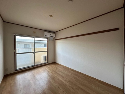 【洋室】 | シャトレー日吉 | 南向き洋室6帖☆バルコニーに繋がるお部屋は陽当り良好！エアコン付きで1年中快適に過ごせますね☆壁には長押があるので、ハンガー掛けとしても便利！