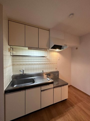 【キッチン】 | シャトレー日吉 | ガスコンロ設置可能のキッチンです☆場所を取るお鍋やお皿もたっぷり収納できてお料理がはかどります！