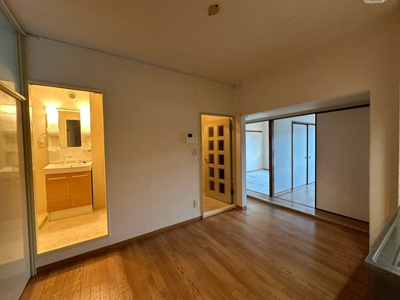 【居間・リビング】 | シャトレー日吉 | ダイニングキッチン7帖☆椅子とテーブルを囲んで家族団欒の時間を過ごせます♪