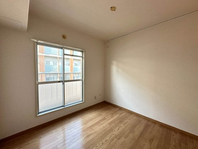 【寝室】 | シャトレー日吉 | 洋室4.8帖☆サービスバルコニーに繋がるお部屋です♪洋室のお部屋はお掃除もラクラク♪