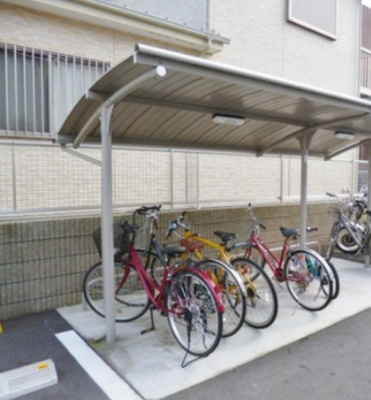 【その他共用部分】 | ソレアード新町【SHM】 | 屋根付きの駐輪場で雨が降っても大切な自転車が濡れなくてすみますね♪自転車はちょっとした移動手段に便利ですよね！