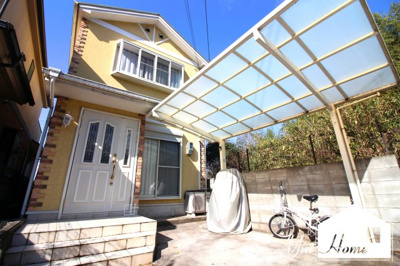 【外観】 | 伏見区醍醐廻り戸町　中古戸建 | メルヘンティックでお洒落な外観♪カーポートもあり駐車2台が可能です＼(^^)／地下鉄にも9分以内にアクセス可能で生活便利な一戸建てです《地下鉄東西線『小野駅』徒歩約9分》