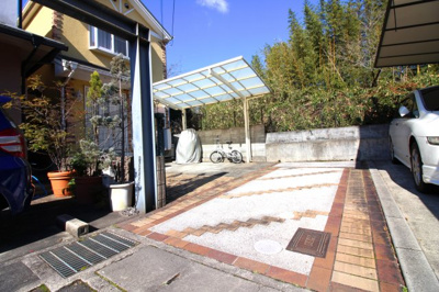 【駐車場】 | 伏見区醍醐廻り戸町　中古戸建 | 車は2台駐車可能ですのでご夫婦でお車を持てますね！前道は交通量も少なく小さいお子様がいらっしゃるご家庭でも安心です。