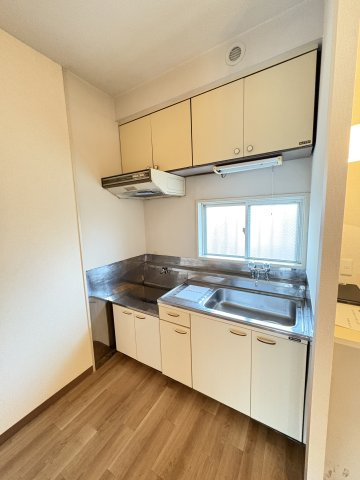 サンライズNのキッチン|写真は同建物の別部屋を参考に掲載しております。