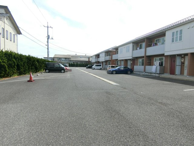 パインデュー　A棟の駐車場