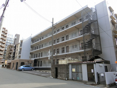 【外観】 | 日商岩井第5緑地公園マンション | 【現地写真】 鉄筋コンクリート造の4階建♪ 陽当たりに良いマンションとなっております♪