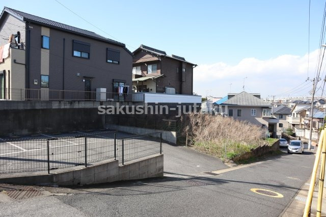 花見川区朝日ヶ丘１丁目　売地　建築条件なしの外観|花見川区朝日ヶ丘１丁目　売地　建築条件なし　角地　地積約１１０坪　崖条例あり　南東側７ｍ公道×北東側４．１ｍ公道　現況渡し